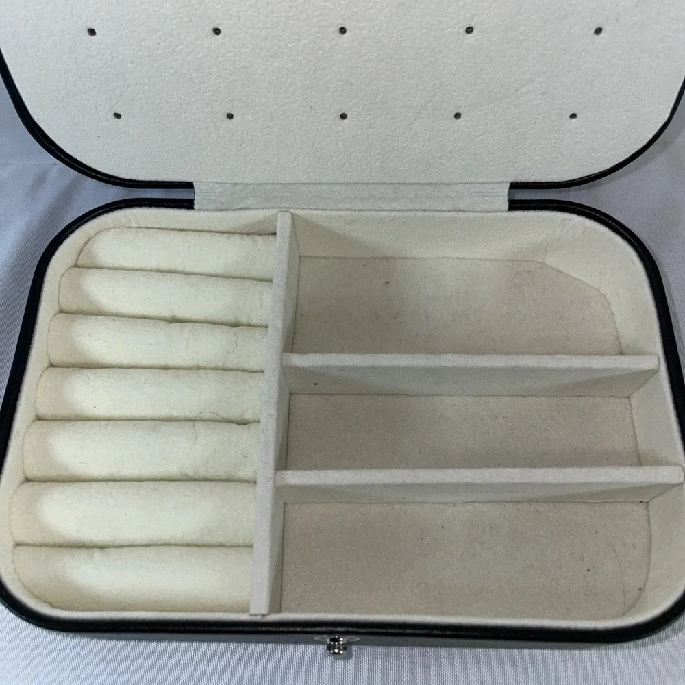 The Unbranded Brand compact black